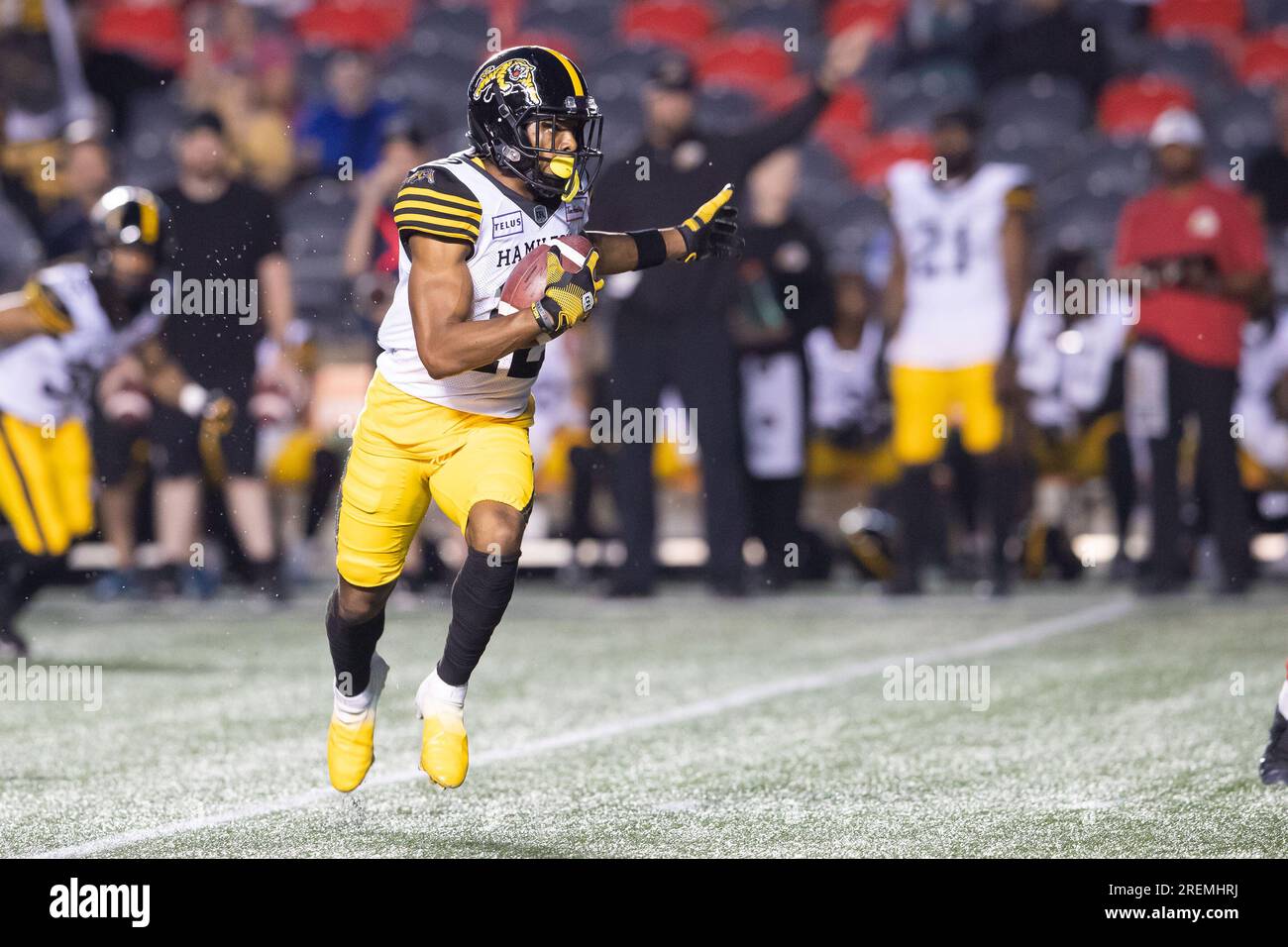 Ottawa, Canada. 28 luglio 2023. Hamilton Tiger-Cats Tim White (12) corre dopo la ricezione durante la partita CFL tra Hamilton Tiger-Cats e Ottawa Redblacks tenutasi al TD Place Stadium di Ottawa, Canada. Daniel Lea/CSM/Alamy Live News Foto Stock