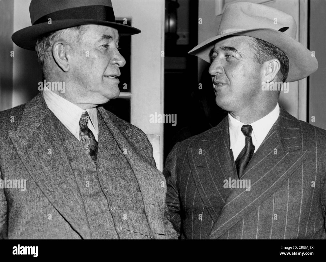 Washington, D.C.: 13 ottobre 1939 i senatori del Kentucky Alben Barkeley e A.B. (Felice) Chandler mentre visitavano il presidente Franklin Roosevelt oggi. Foto Stock