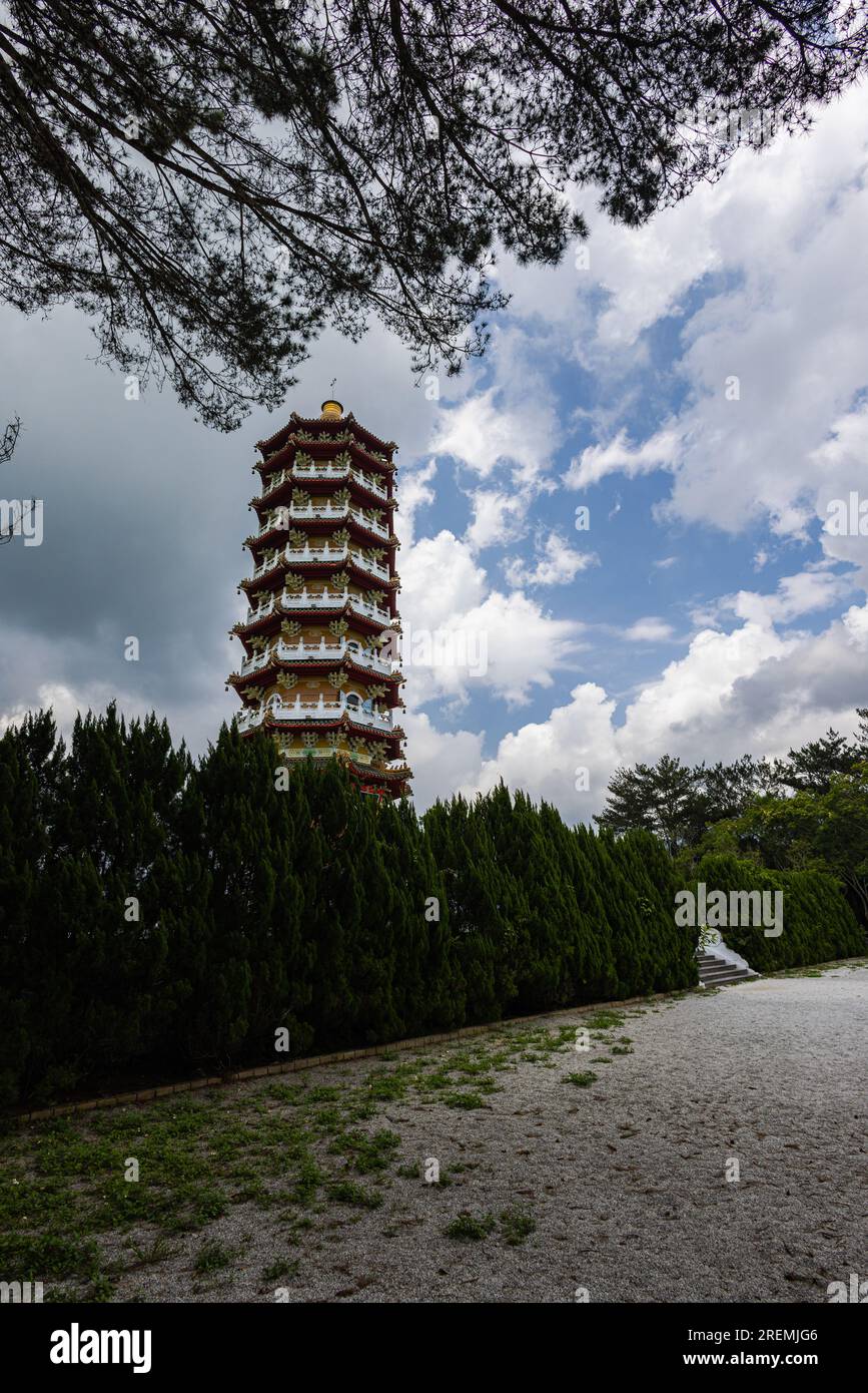 Lago Sun Moon, Taiwan - 24 maggio 2023: La Pagoda ci'en presso il Lago Sun Moon a Taiwan è una magnifica struttura che offre viste mozzafiato. Sta bene Foto Stock