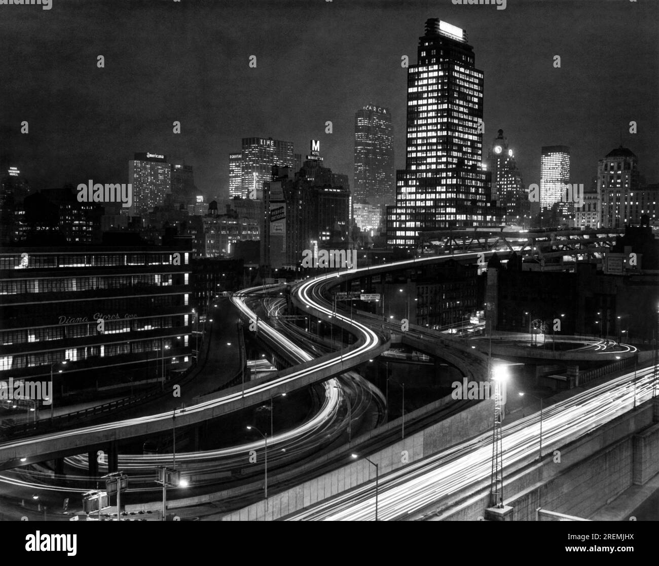 New York, New York: c. 1966 il terminal degli autobus di Port Authority di notte mostra le rampe del Diana Stores Building. Foto Stock