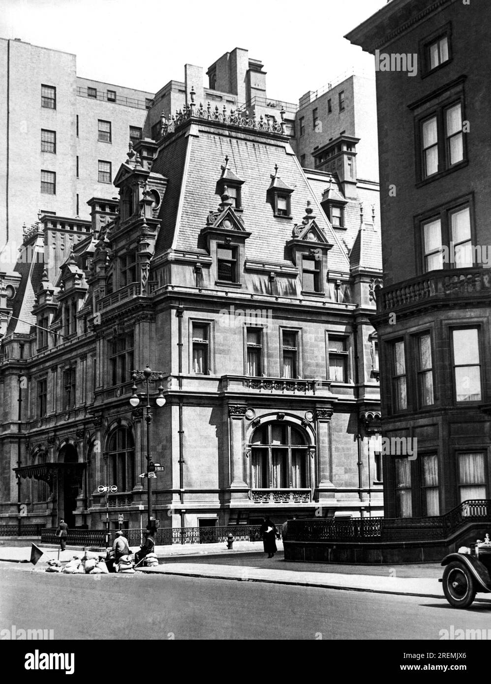 New York, New York: c. 1929 la casa di Caroline Astor alla 5th Avenue e alla 65th Street. Costruita nel 1893, era la più grande residenza sulla 5th Avenue. La sala da ballo può ospitare 1200 persone e può essere utilizzata come galleria d'arte. Foto Stock