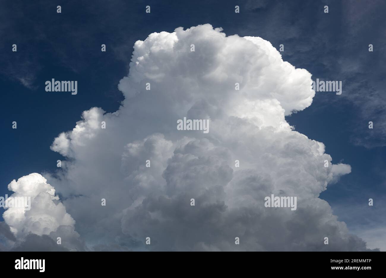 Enormi nubi cumulonimbus di forma strangolata si sviluppano sopra le pianure del Midwest degli Stati Uniti. (1 di 9) Foto Stock
