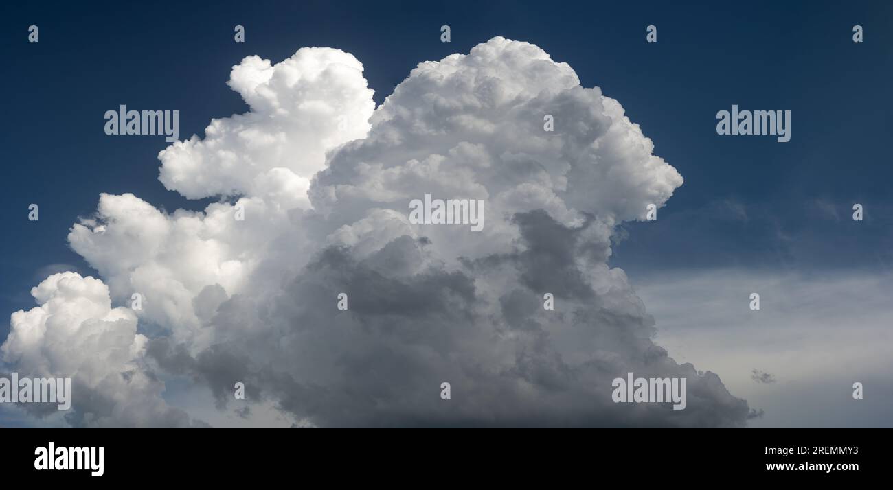 Enormi nubi cumulonimbus di forma strangolata si sviluppano sopra le pianure del Midwest degli Stati Uniti. (4 di 9) Foto Stock