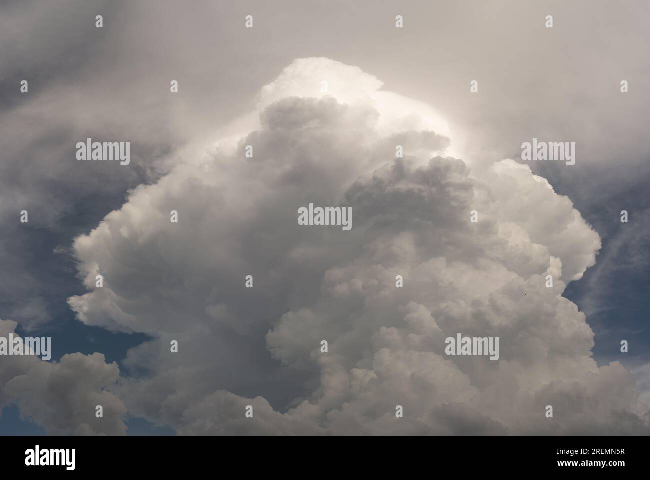 Enormi nubi cumulonimbus di forma strangolata si sviluppano sopra le pianure del Midwest degli Stati Uniti. (9 di 9) Foto Stock
