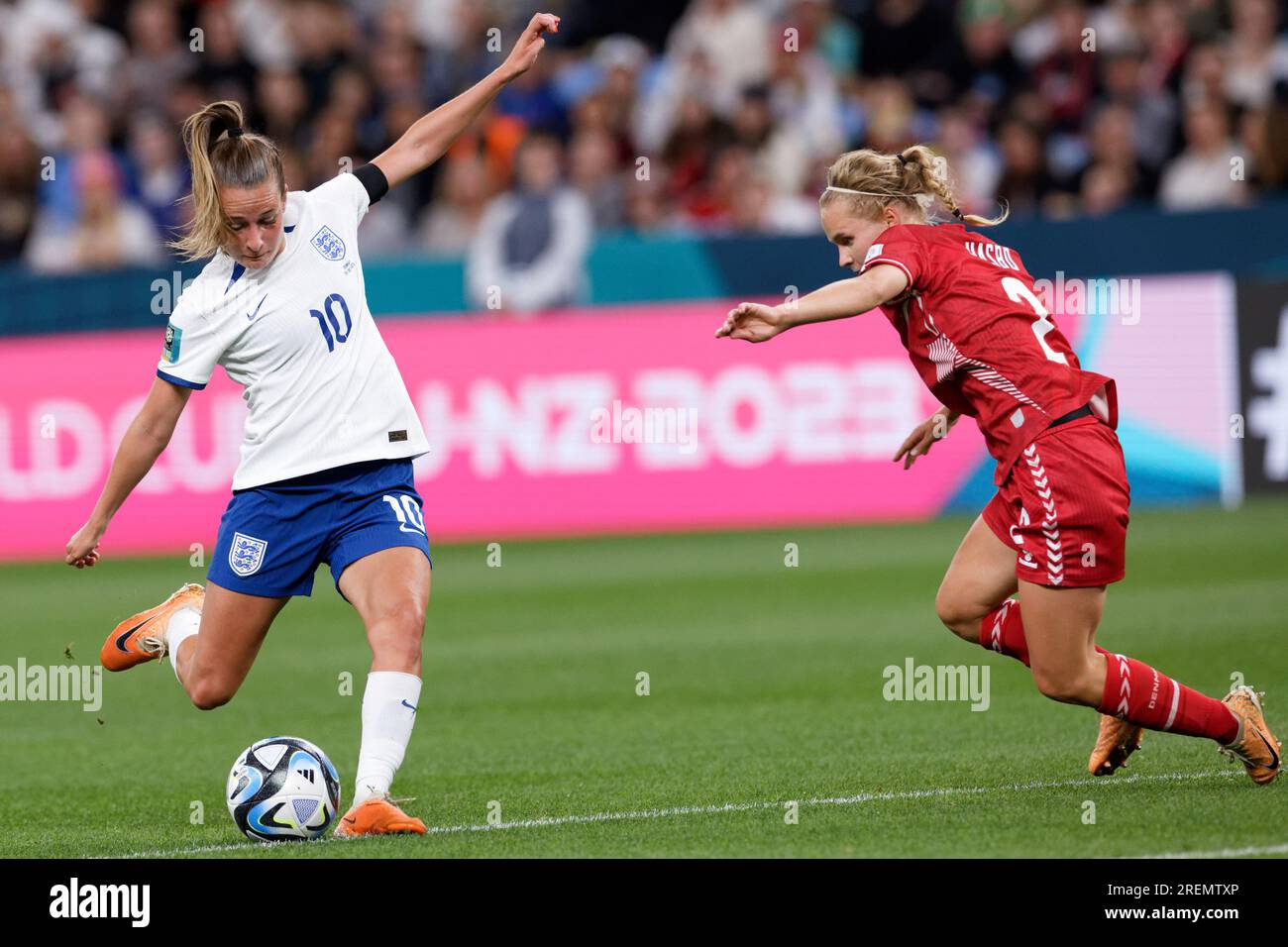Sydney, Australia. 28 luglio 2023. L'inglese ella Toone si prepara a colpire la palla durante la partita del gruppo D della Coppa del mondo femminile FIFA 2023 tra Inghilterra e Danimarca al Sydney Football Stadium il 28 luglio 2023 a Sydney, Australia Credit: IOIO IMAGES/Alamy Live News Foto Stock