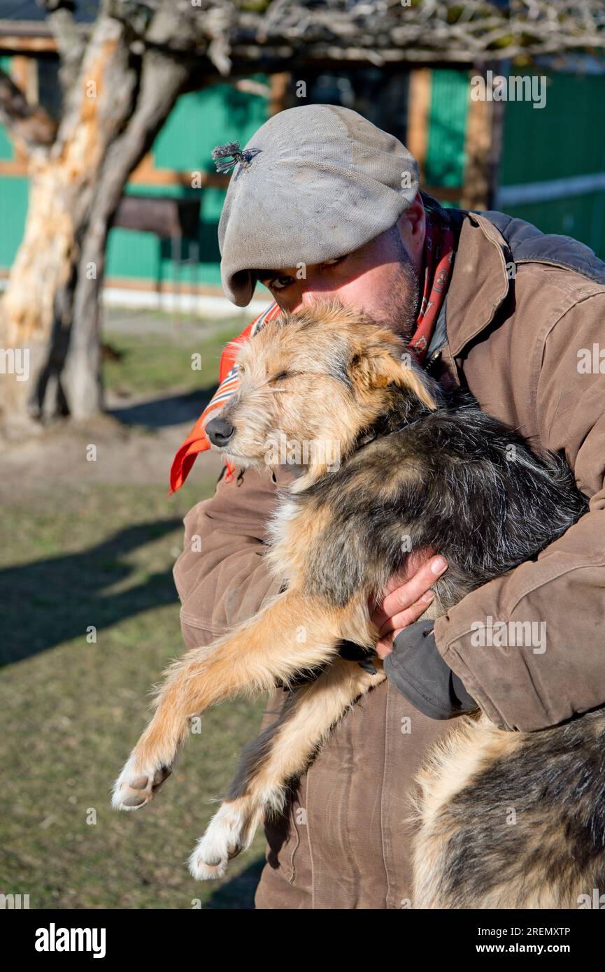 Gaucho argentino con cane da pecora della Patagonia in un ranch di pecore nella Patagonia meridionale nell'Argentina sud-occidentale Foto Stock
