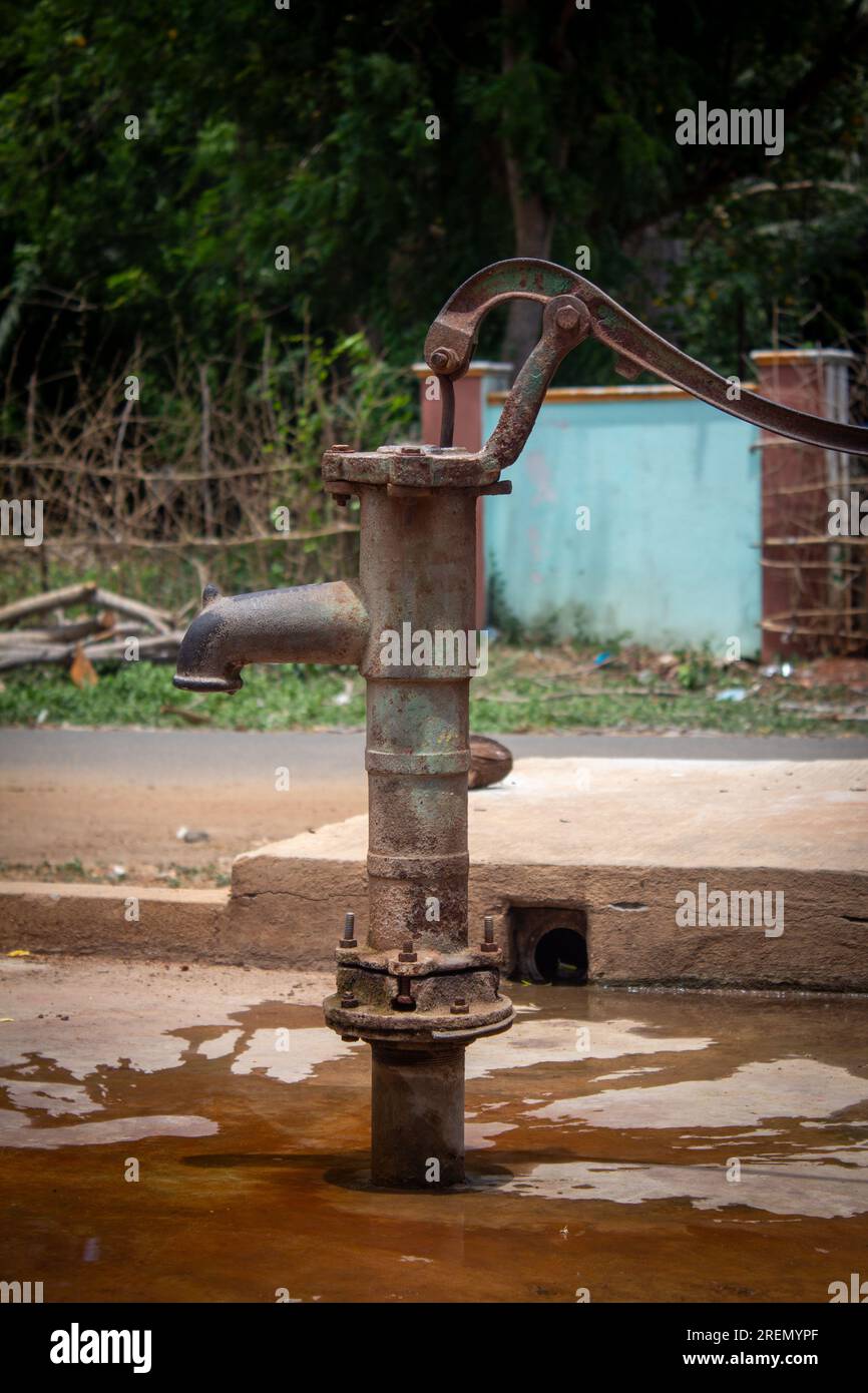 Pompa a mano vecchio stile utilizzata per pompare acqua nell'area del villaggio Foto Stock