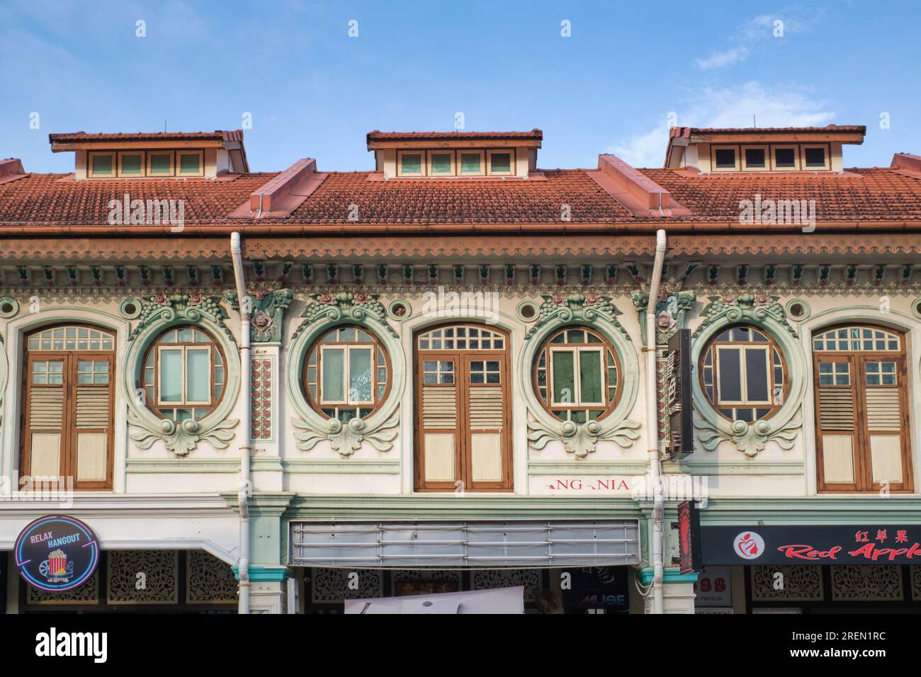Splendide botteghe in stile Peranakan (stile cinese dello stretto) decorate con gusto in Syed Alwi Road, Singapore, Sud-Est asiatico Foto Stock