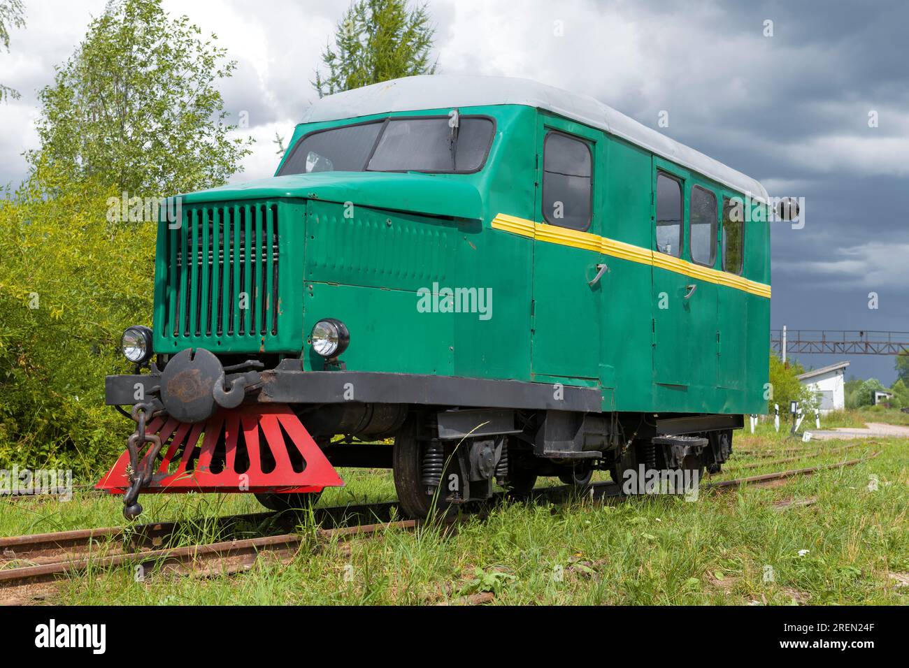 TESOVO-NETYLSKY, RUSSIA - 15 LUGLIO 2023: Primo piano del vecchio vagone ferroviario sovietico PD-1 (autobus ferroviario) per ferrovie a scartamento ridotto in un torbido giorno di luglio Foto Stock