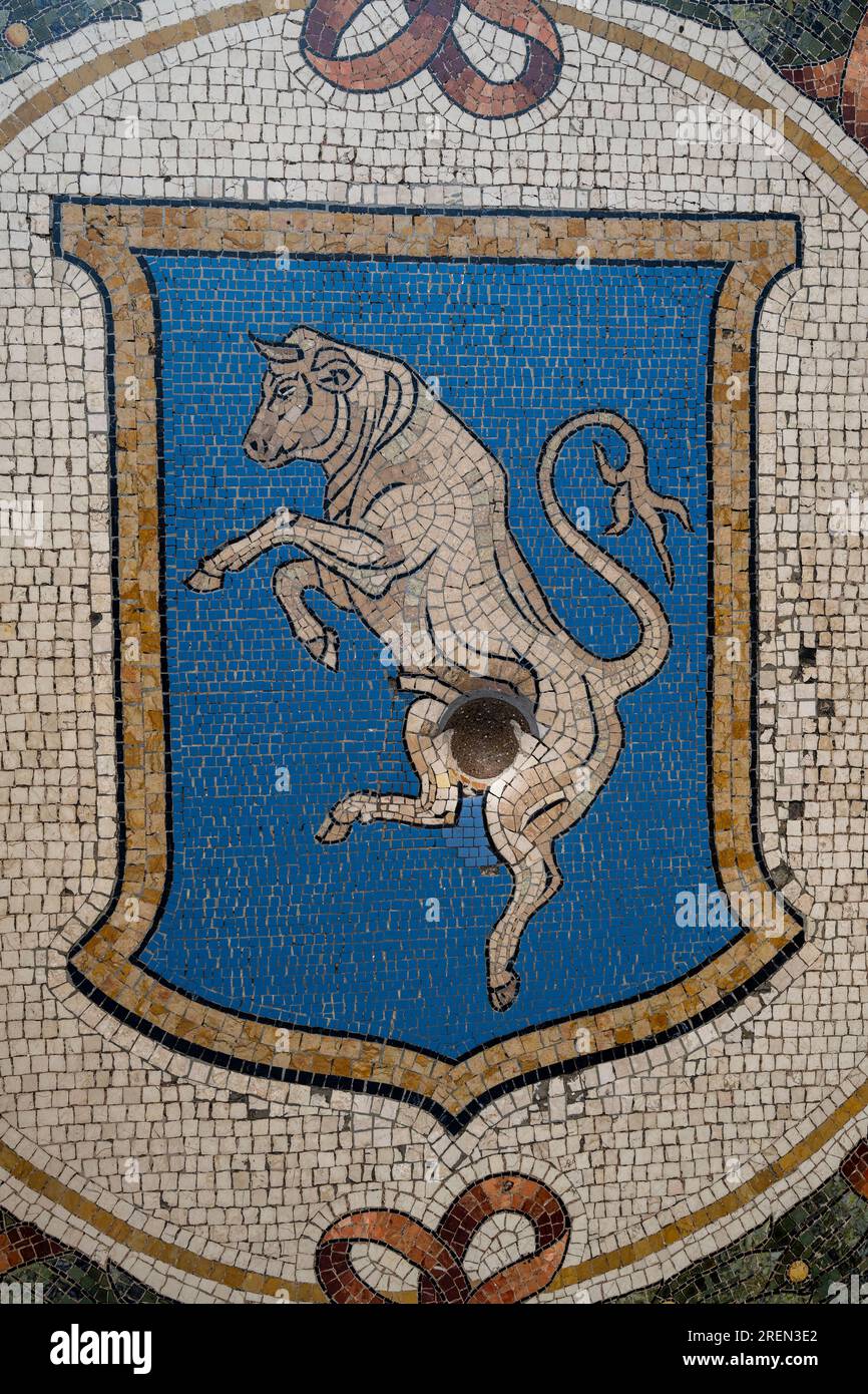 Mosaico del pavimento di un toro, Galleria Vittorio Emanuele II, galleria commerciale, Milano, Lombardia, Italia Foto Stock