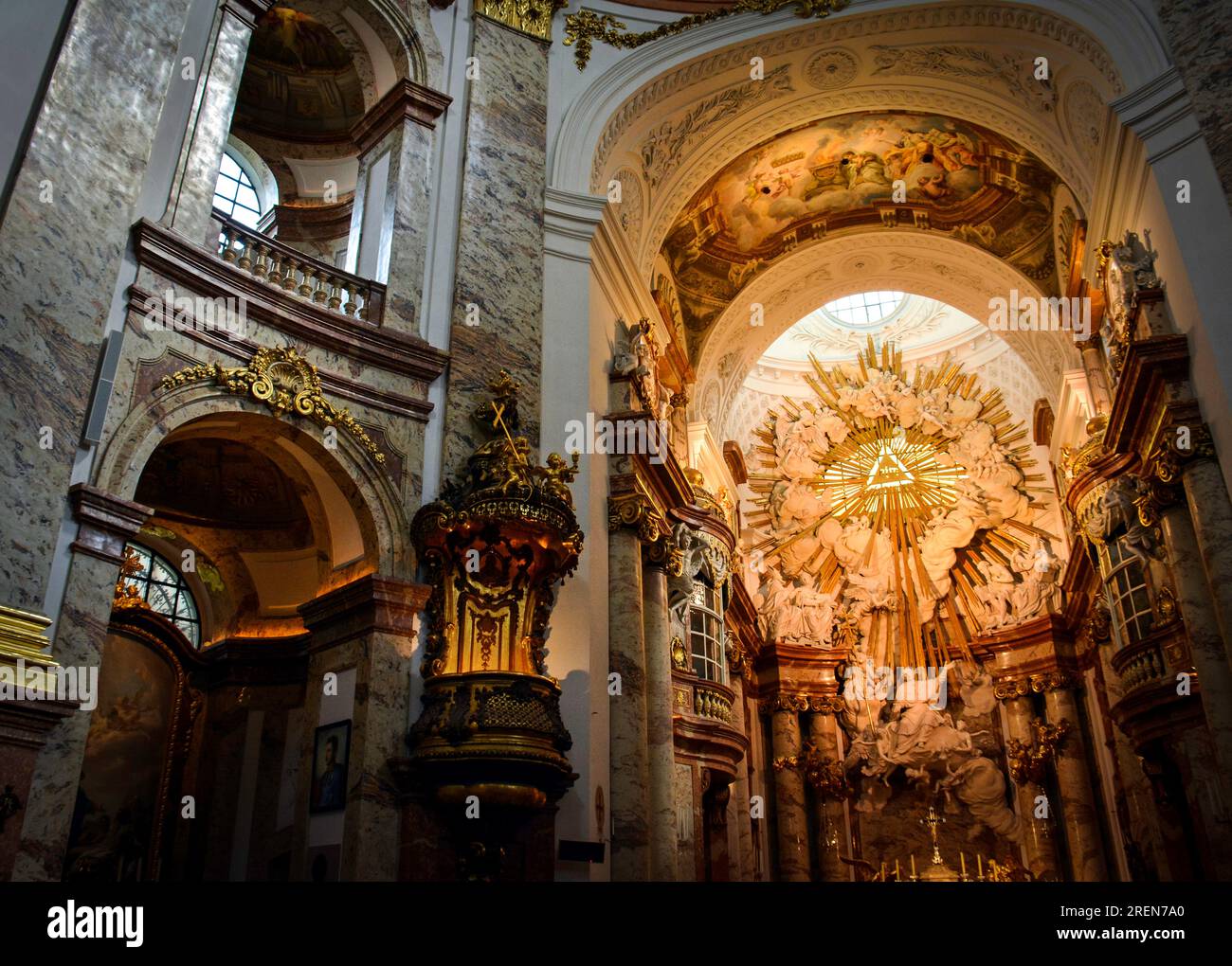 Gli splendidi interni della Karlskirche - Vienna, Austria Foto Stock