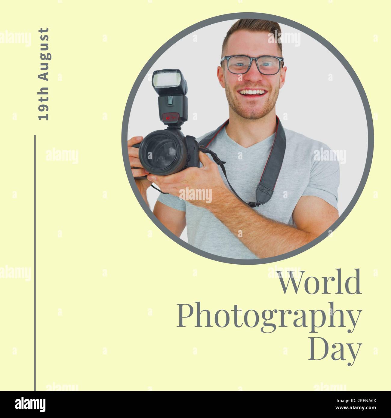 Testo e data del giorno della fotografia mondiale in giallo con Happy caucasian Man che regge la fotocamera con il flash Foto Stock