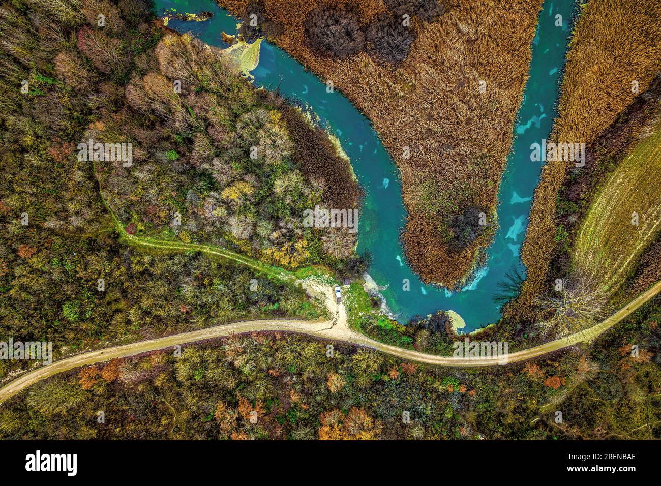 Veduta aerea della Valle del Tirino. In basso, il fiume Tirino scorre tra campi coltivati e boschi naturali protetti. Abruzzo, Italia Foto Stock