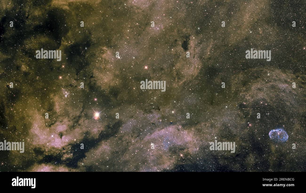 Nebulose che circondano la stella di sadr. Nella costallazione di Cygnus. La nebulosa a mezzaluna appare su un lato dell'immagine. Foto Stock