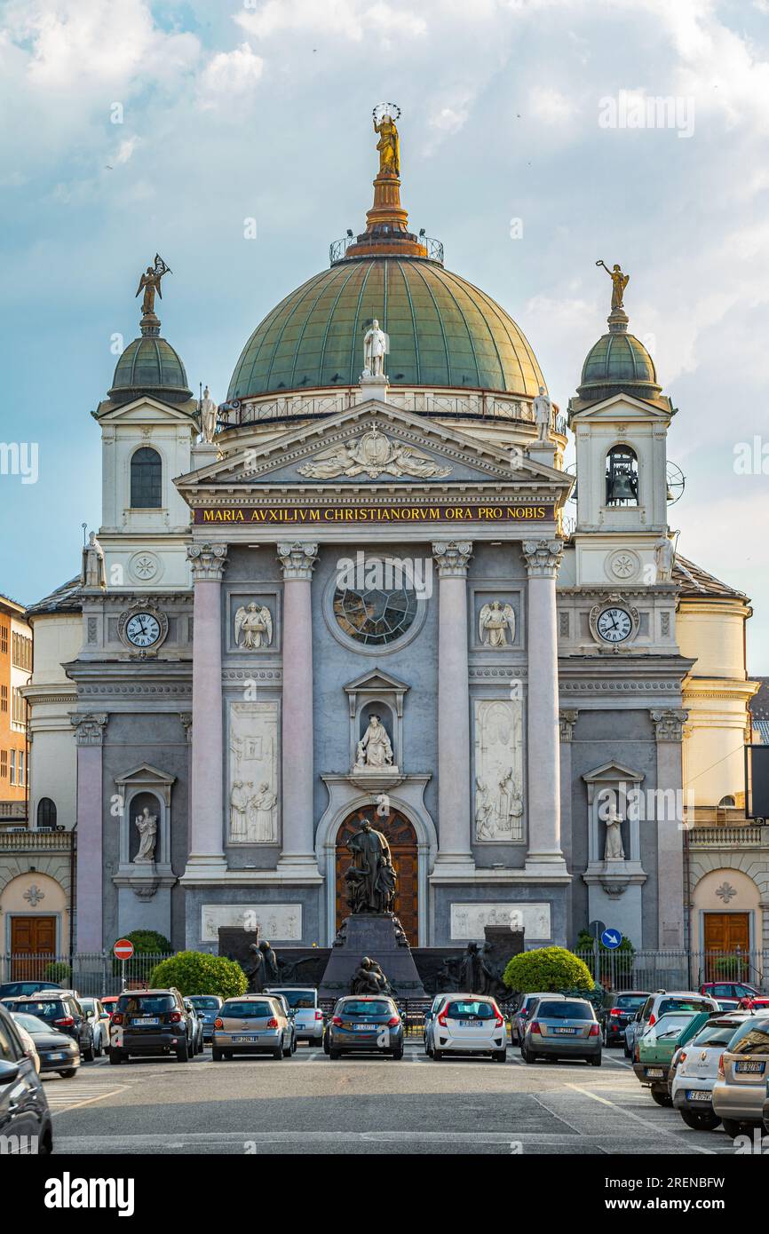 Facciata della Basilica di Santa Maria Ausiliatrice, Chiesa con facciata palladiana e cupola affrescata che ospita la tomba di San Giovanni. Torino Foto Stock