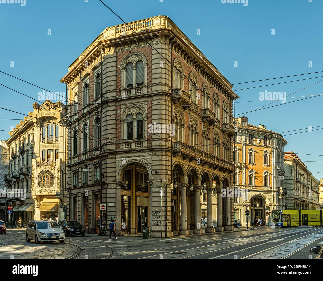Storico palazzo nobiliare, nel cuore del centro storico, in via Pietro Micca con archi e portici tradizionali della città di Torino. Piemonte Foto Stock