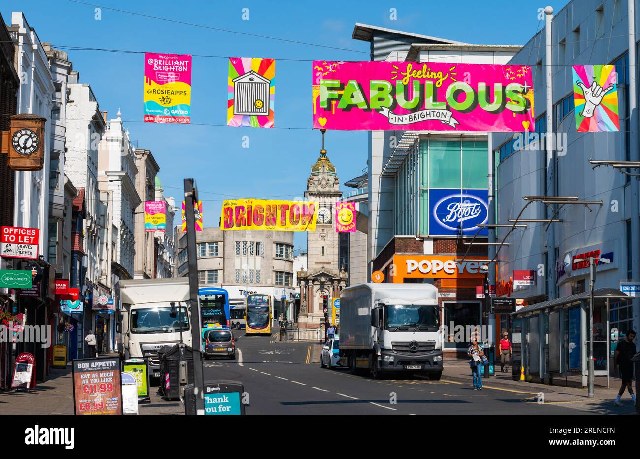 Banner colorato e favoloso appeso su North Street nel centro di Brighton, in estate, nella città di Brighton & Hove, East Sussex, Inghilterra, Regno Unito. Foto Stock