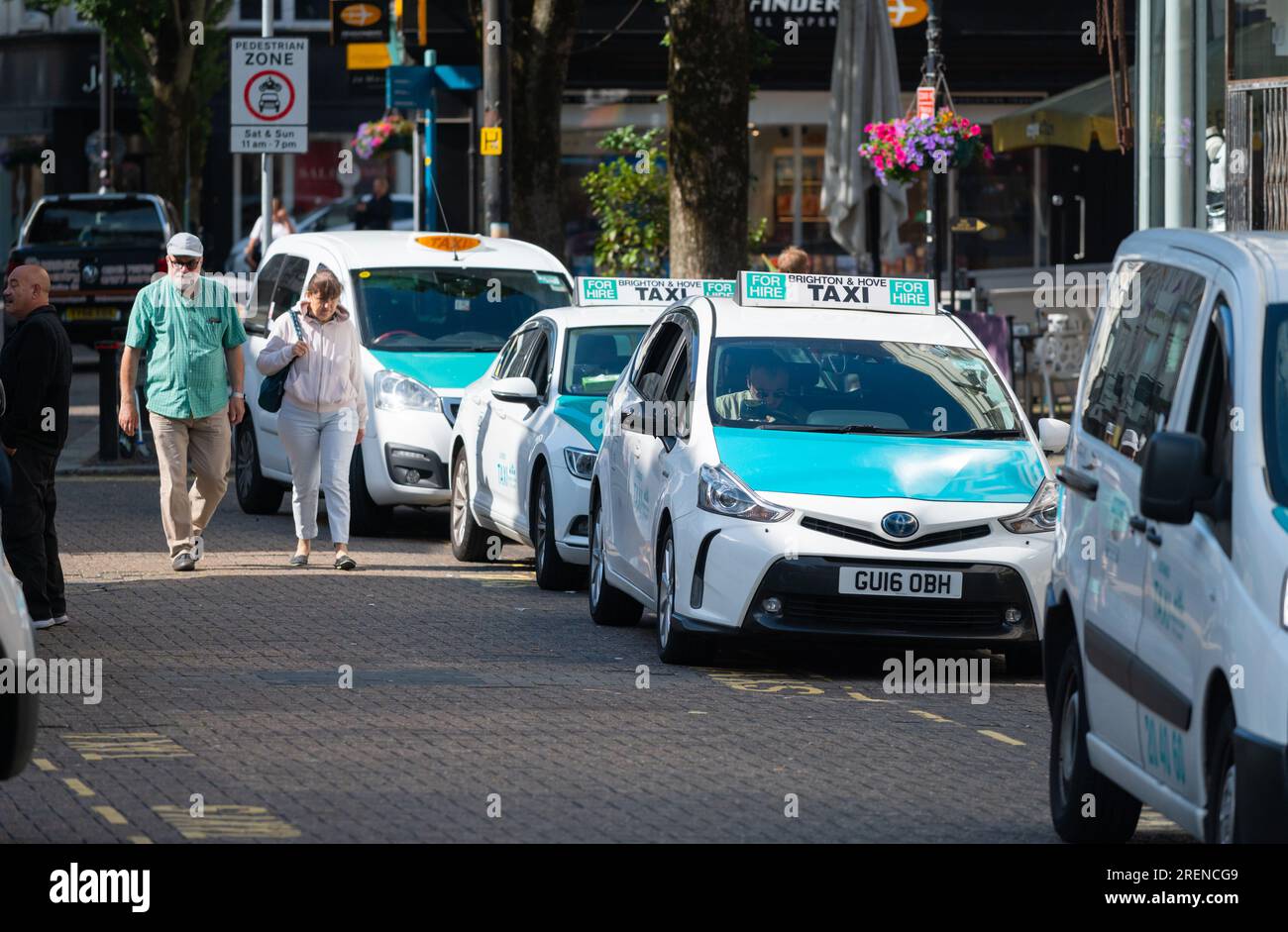 Posteggio dei taxi o posteggio dei taxi con taxi, nel centro di Brighton, Brighton e Hove, East Sussex, Inghilterra, Regno Unito. Foto Stock