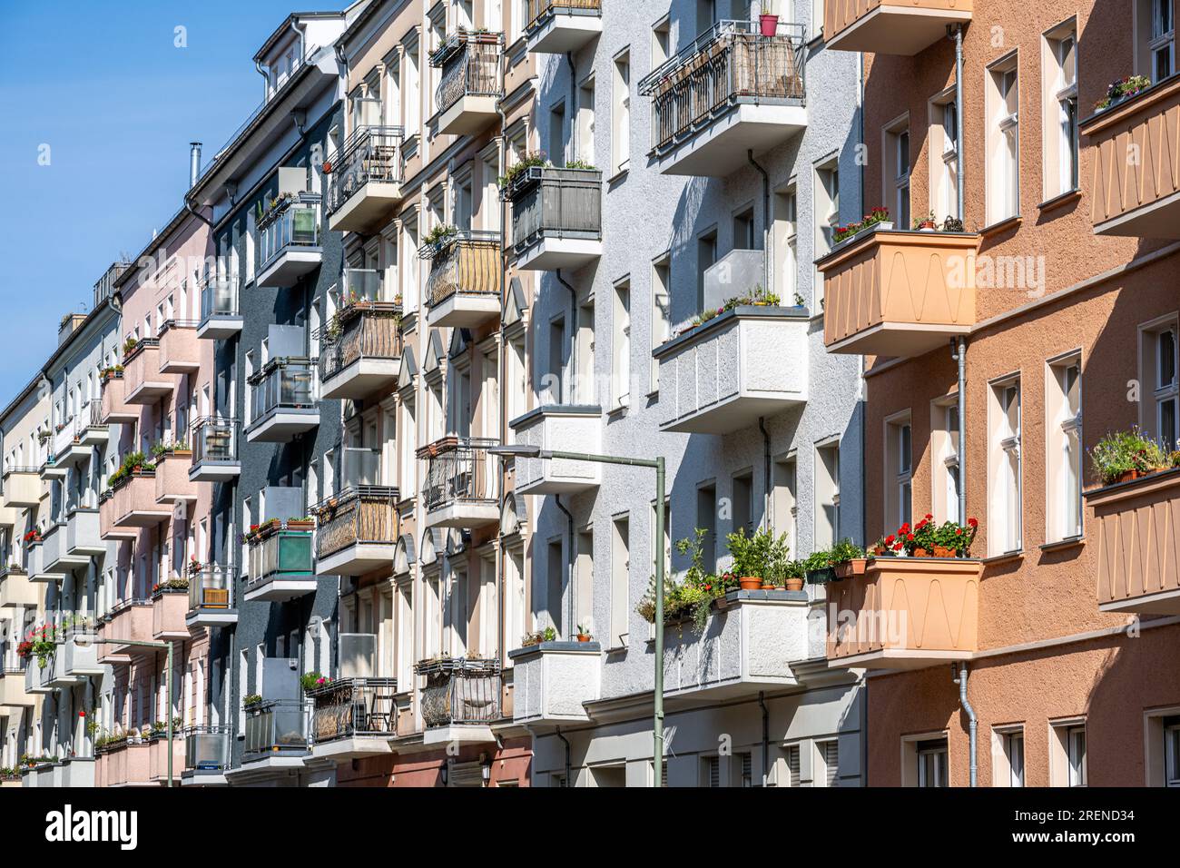 Strada con vecchi e colorati edifici di appartamenti visti a Berlino, in Germania Foto Stock