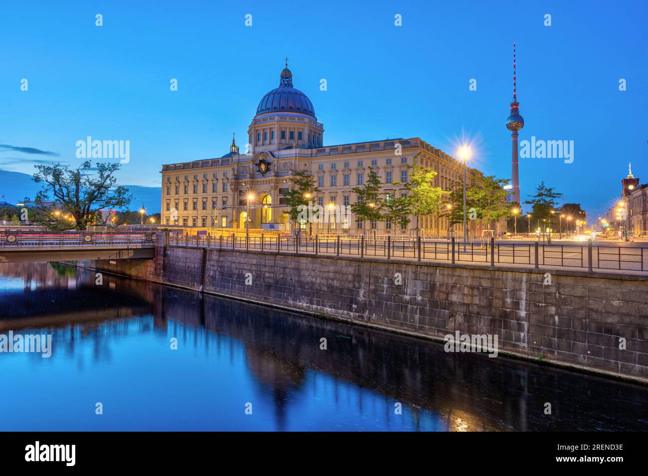 Il Palazzo della città di Berlino ricostruito e la famosa Torre della televisione durante l'ora blu Foto Stock