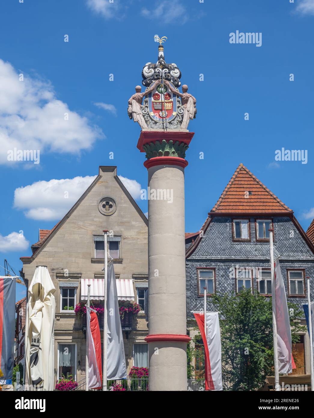 La storica città vecchia di Kronach (Franconia, Germania) e la colonna d'onore Foto Stock