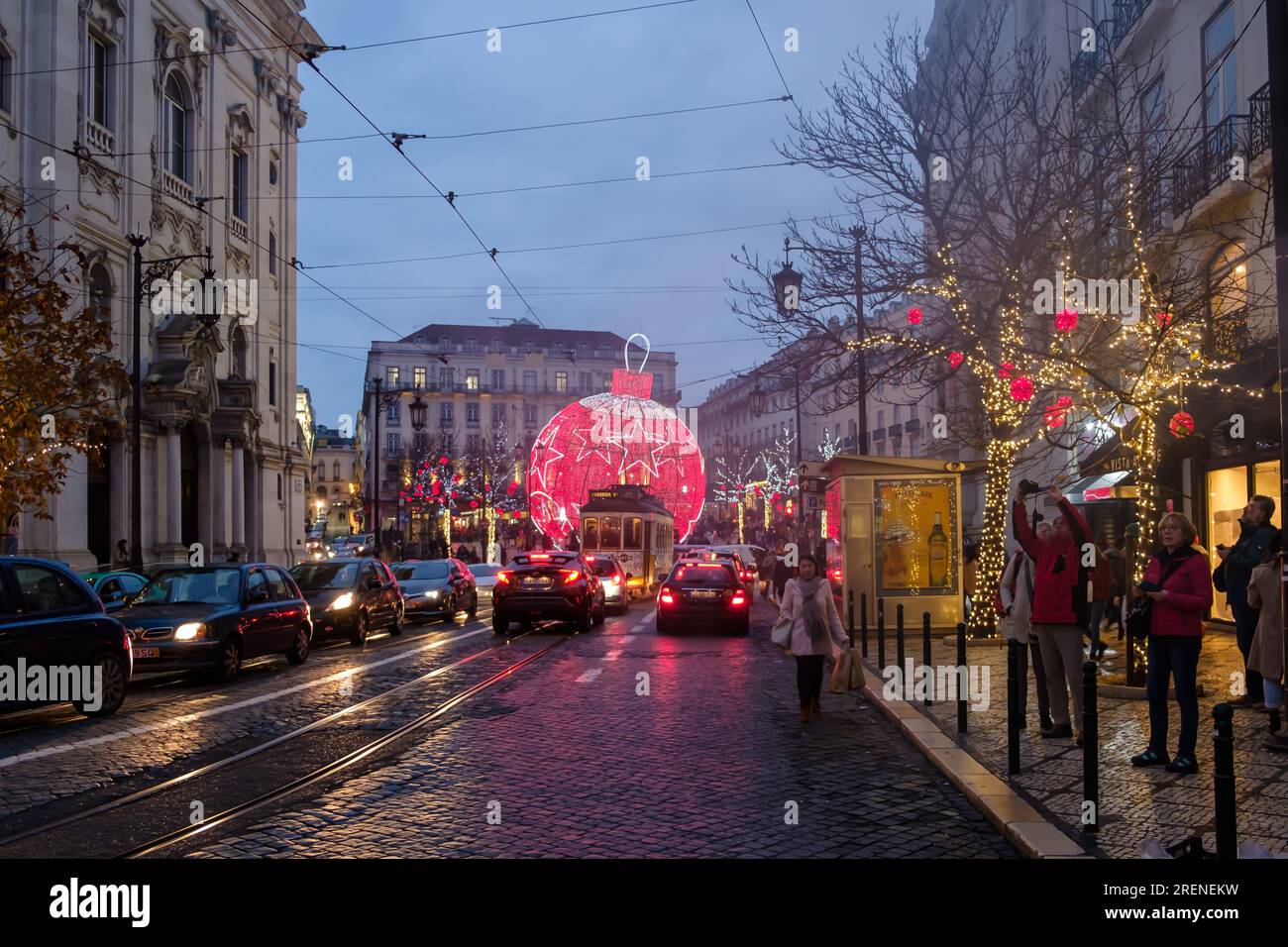 Lisbona, Portogallo - 2 gennaio 2020: Stagione natalizia vicino a una piazza principale nel centro di Lisbona Portogallo Foto Stock