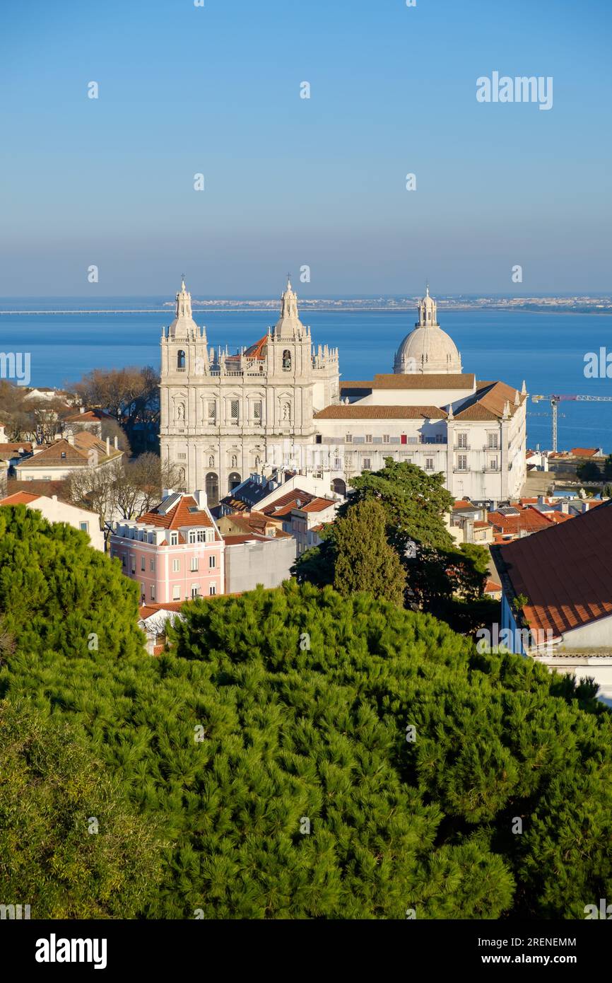 Vista della chiesa e del monastero di Sao Vicente de Fora a Lisbona, Portogallo Foto Stock