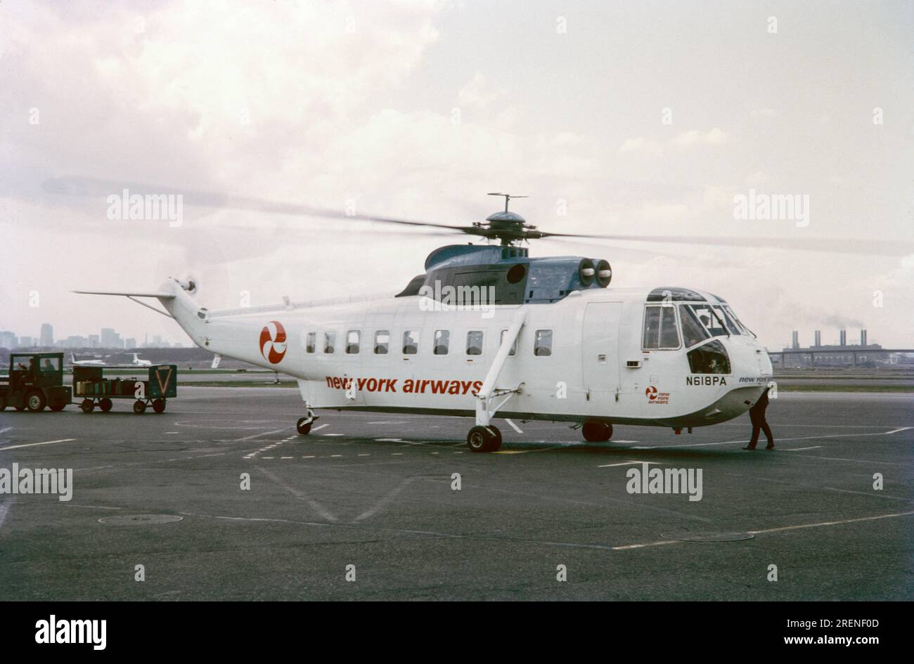 Una fotografia a colori del 1970 di un elicottero della New York Airways Sikorsky S-61, N618PA, in un aeroporto di New York. Questo elicottero si è schiantato il 18 aprile 1979, uccidendo 3 persone a bordo. Foto Stock