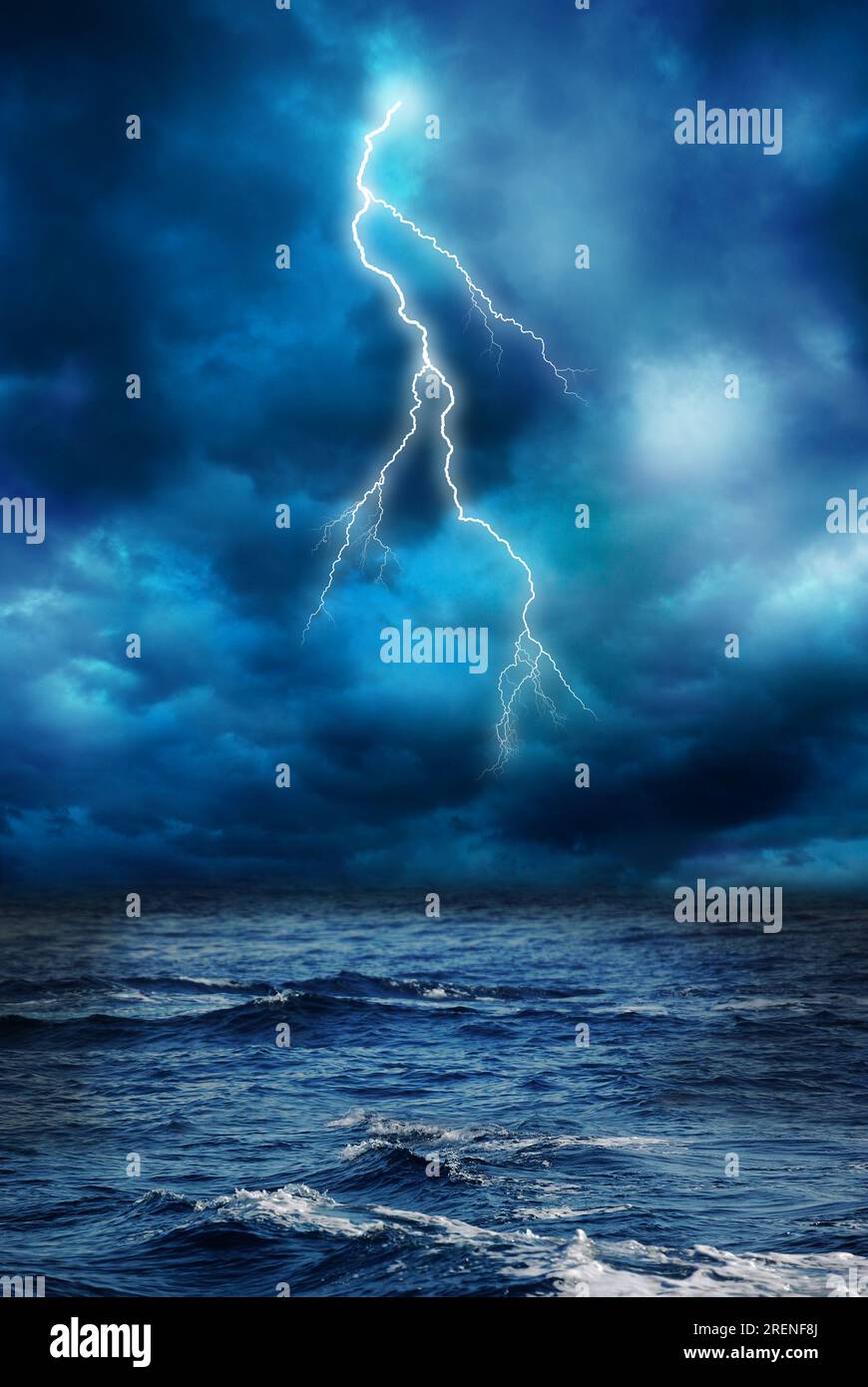 oceano sotto un cielo tempestoso con un fulmine Foto Stock