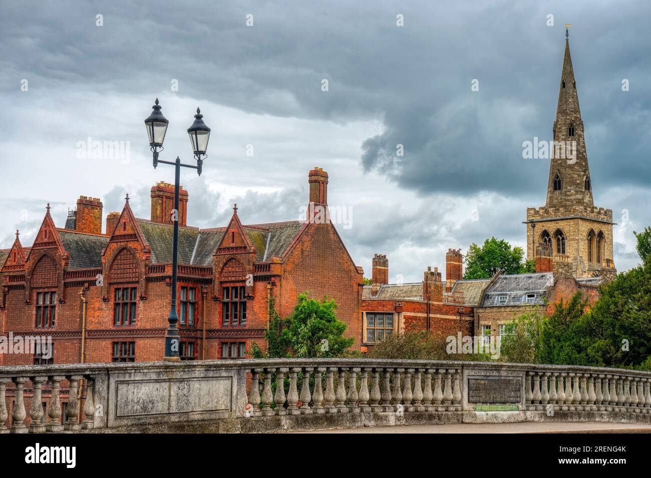 UK, Bedford, 26 giugno 2023, editoriale, tribunale dei magistrati, Piazza san Paolo, vista sul ponte Foto Stock