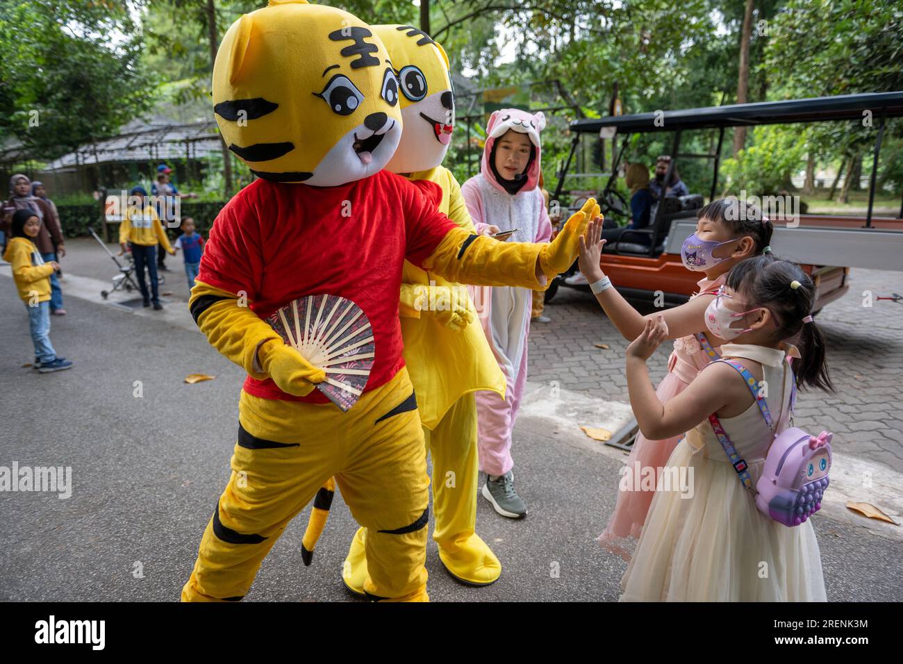 Kuala Lumpur, Malesia. 29 luglio 2023. Gli artisti in costumi di tigre interagiscono con i visitatori dello Zoo Negara, lo zoo nazionale della Malesia, a Kuala Lumpur, Malesia, il 29 luglio 2023. La giornata internazionale della tigre viene celebrata il 29 luglio di ogni anno. Crediti: Chong Voon Chung/Xinhua/Alamy Live News Foto Stock