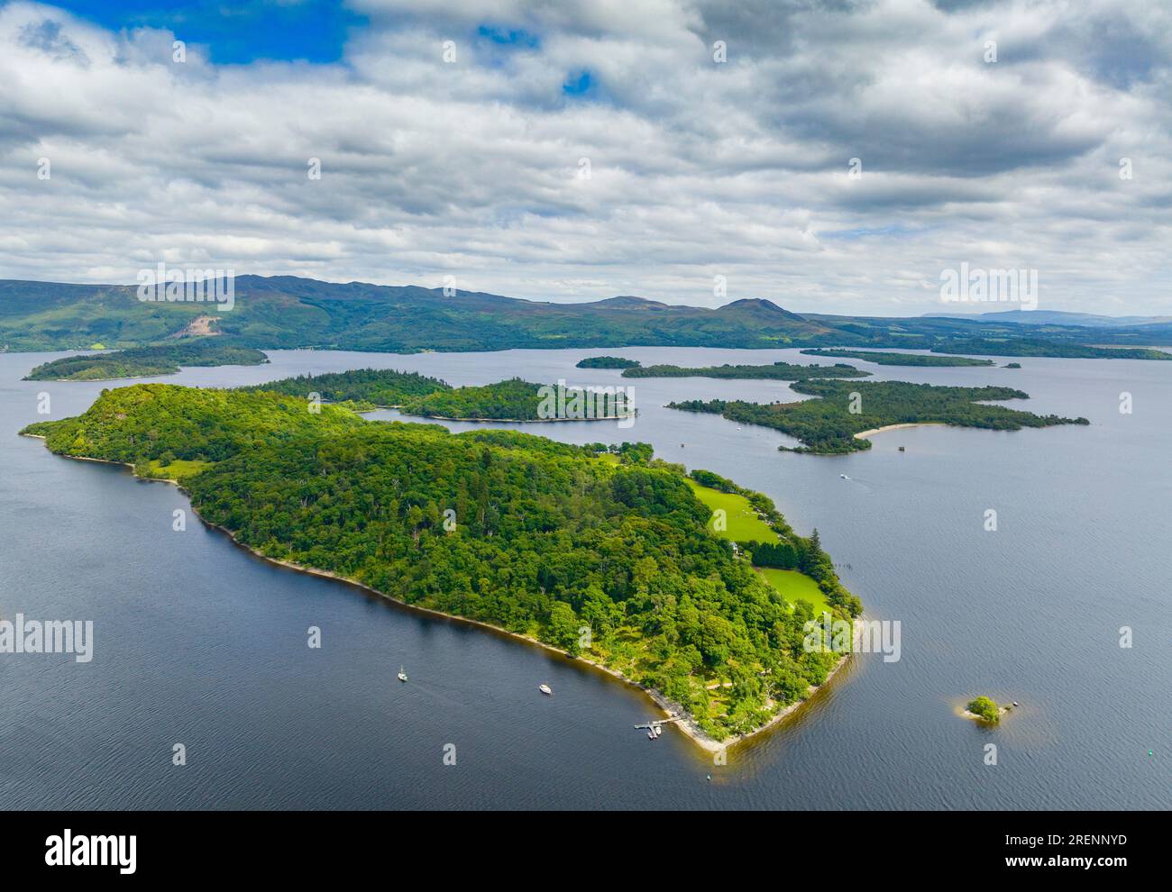 Vista aerea dal drone di Loch Lomond e Inchtavannach Island, Argyll and Bute, Scozia, Regno Unito Foto Stock