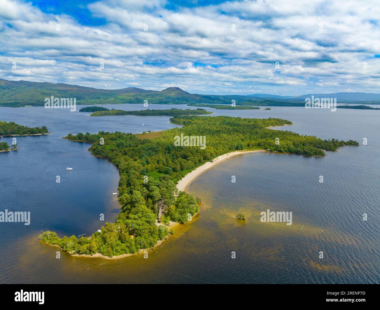 Vista aerea dal drone dell'isola di Inchmoan e di altre isole sul Loch Lomond ad Argyll e Bute, Scozia, Regno Unito Foto Stock