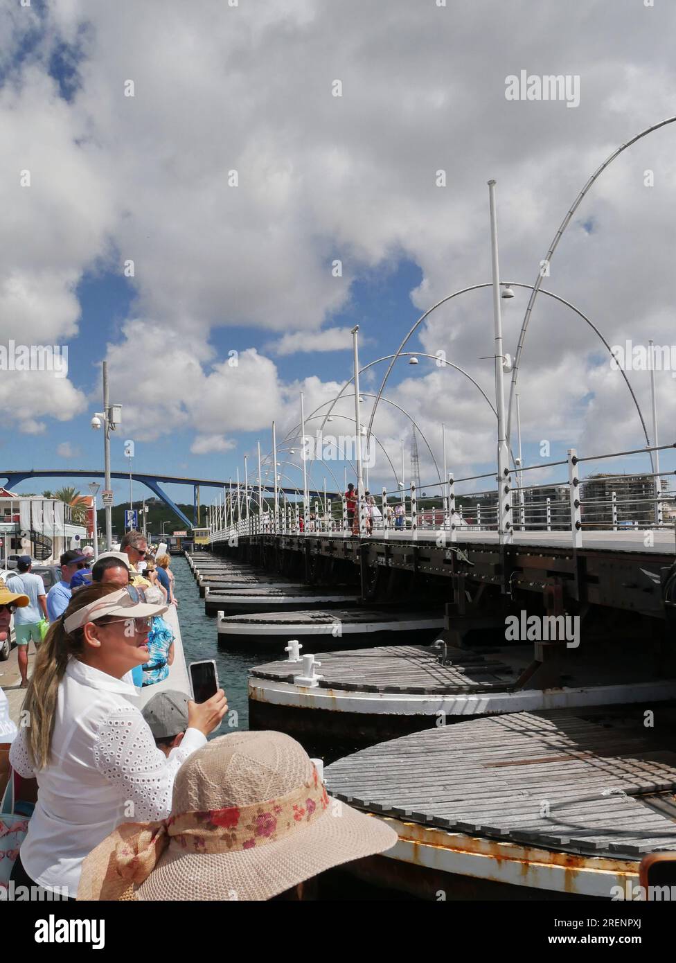 Il ponte pontone della Regina Emma a Willemstad è completamente aperto e mostra i pontoni galleggianti con i turisti che guardano. Il ponte fu costruito nel 1888. Foto Stock