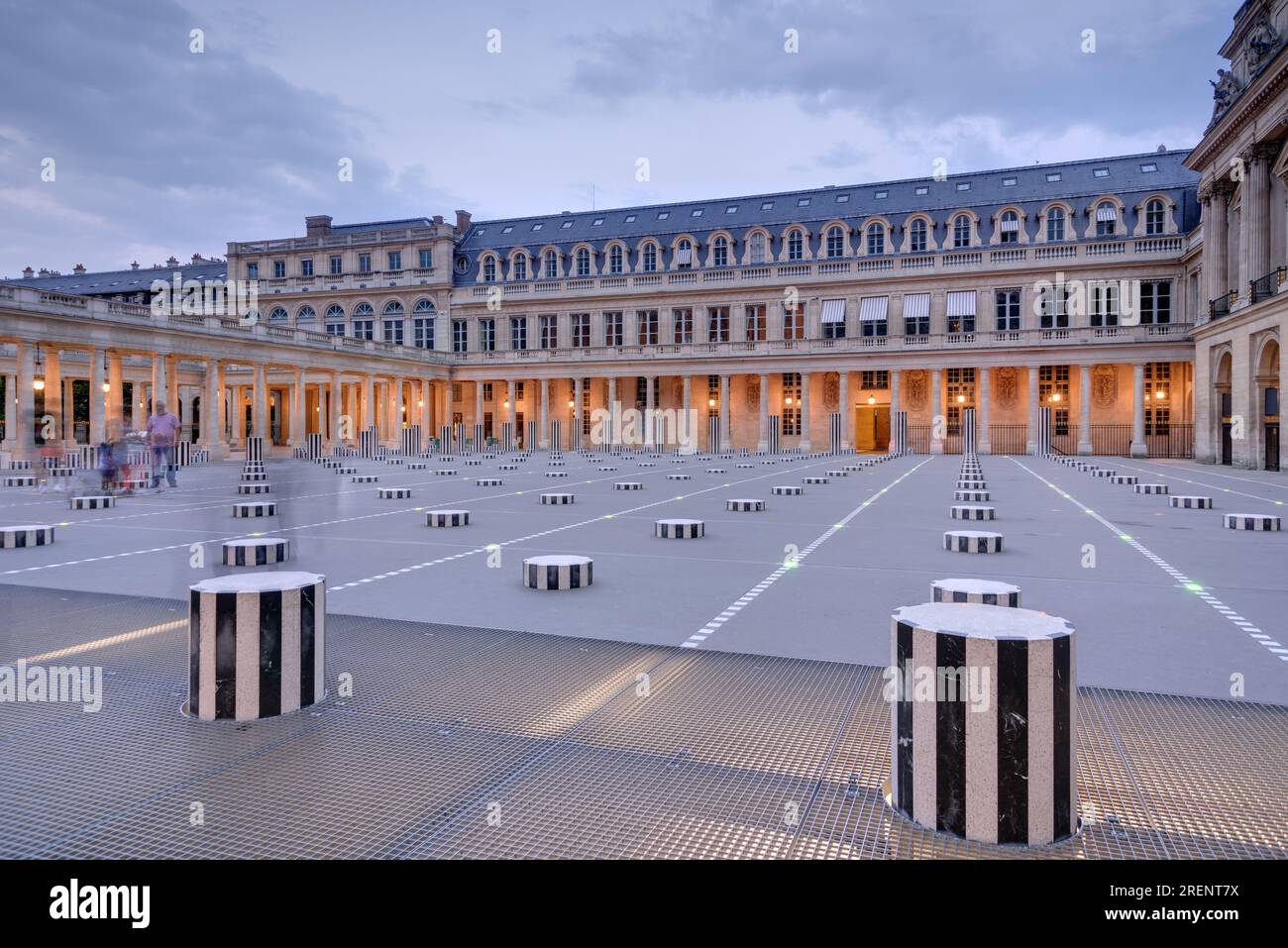Parigi, Palais Royal, Ehrenhof (Cour d’Honneur), Les Deux Plateaux von Daniel Buren // Parigi, Palais Royal, Cour d’Honneur, Les Deux Plateaux di Danie Foto Stock