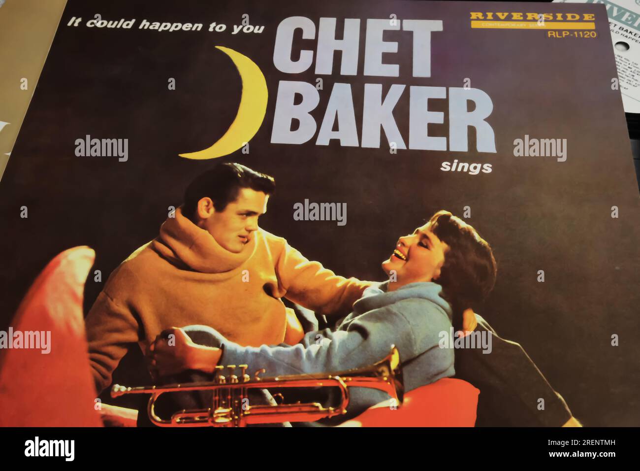 Viersen, Germania - 9 giugno. 2023: Closeup of Vocal jazz musicista Chet Baker, album in vinile Cover Sings del 1954 Foto Stock