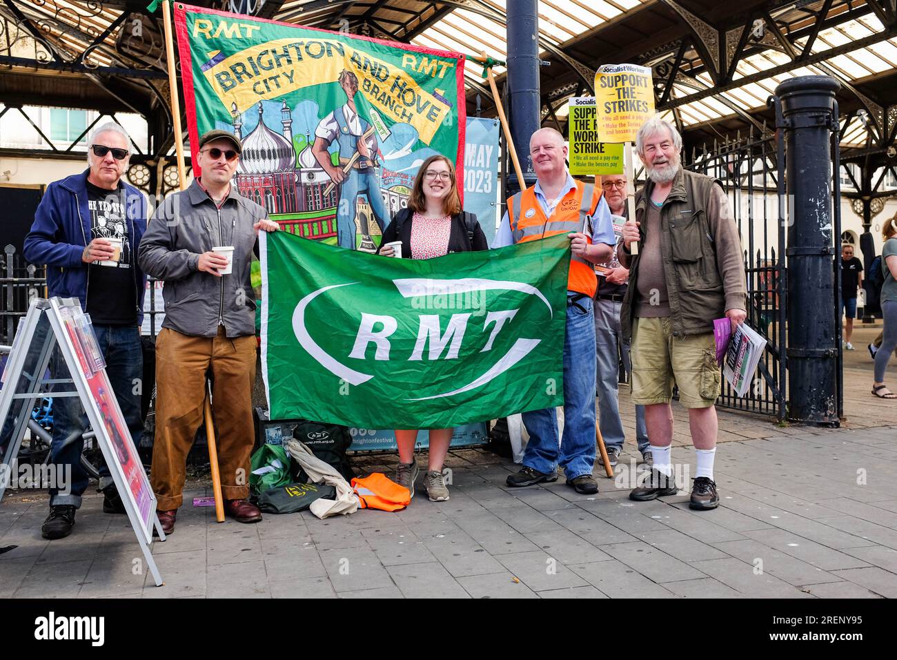 Brighton Regno Unito 29 luglio 2023 - la linea picket fuori dalla stazione ferroviaria di Brighton durante l'ultimo sciopero della RMT union di oggi: Credit Simon Dack / Alamy Live News Foto Stock