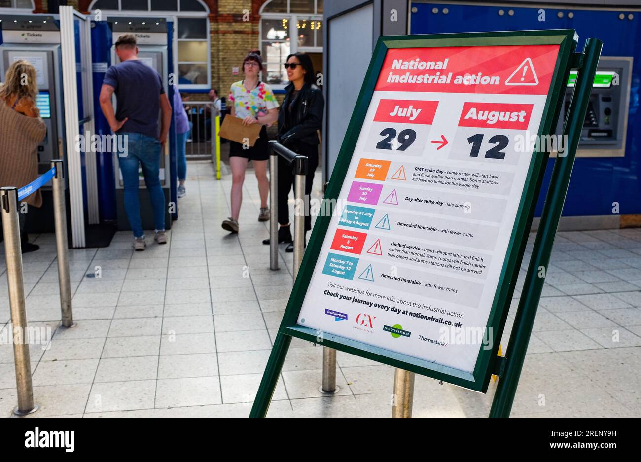 Brighton Regno Unito 29 luglio 2023 - Un avviso che informa i passeggeri dell'azione industriale nazionale presso la stazione ferroviaria di Brighton durante l'ultimo sciopero dell'unione RMT, in cui esiste ancora un servizio limitato: Credit Simon Dack / Alamy Live News Foto Stock