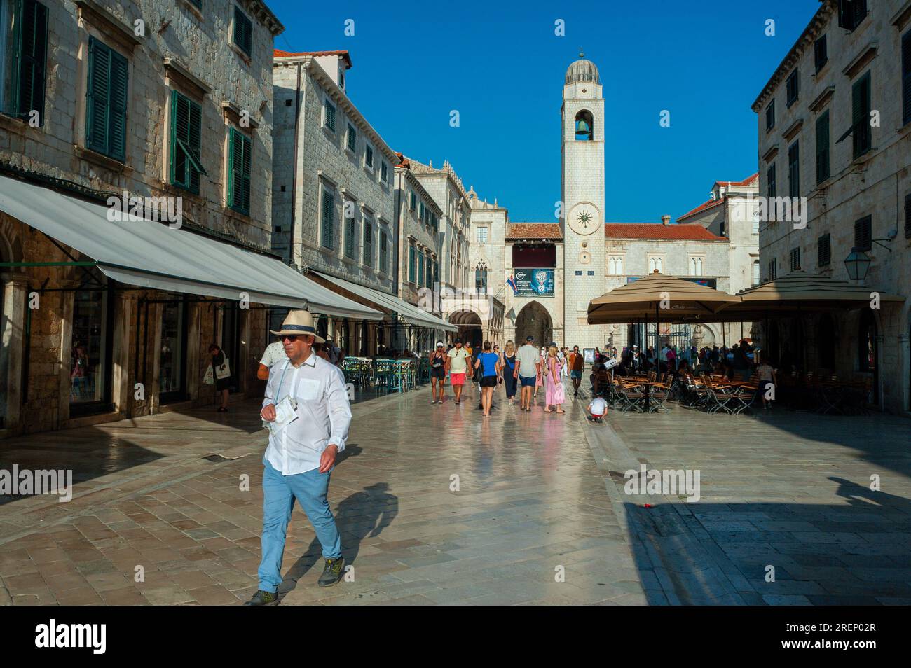 Dubrovnik, Croazia, turisti che visitano la città vecchia quartiere storico, vicoli, Stradun Foto Stock