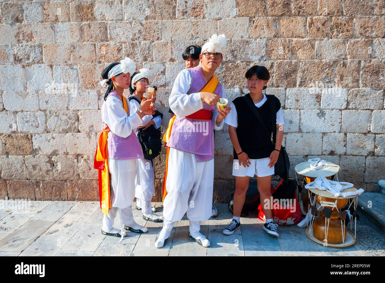 Dubrovnik, Croazia, gruppo di persone, turisti asiatici, coreani, in costumi locali, visita il quartiere storico della città vecchia, « Stradun' Foto Stock