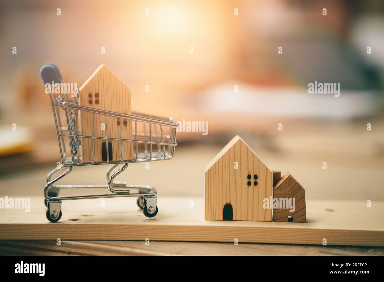 Costruisci la casa dei sogni o compra acquisti online. Acquista una nuova casa e aggiungi al carrello. Esplora il mercato immobiliare per molte opzioni di case. Foto Stock