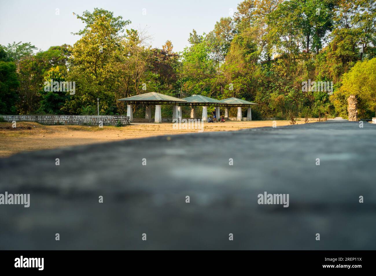 Tettoie a pilastri in un parco all'aperto. Dehradun, India. Foto Stock