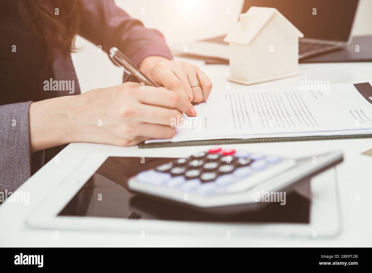 Firma di un cliente commerciale contatto prestito casa o segno di divorzio documento agente immobiliare o avvocato Foto Stock
