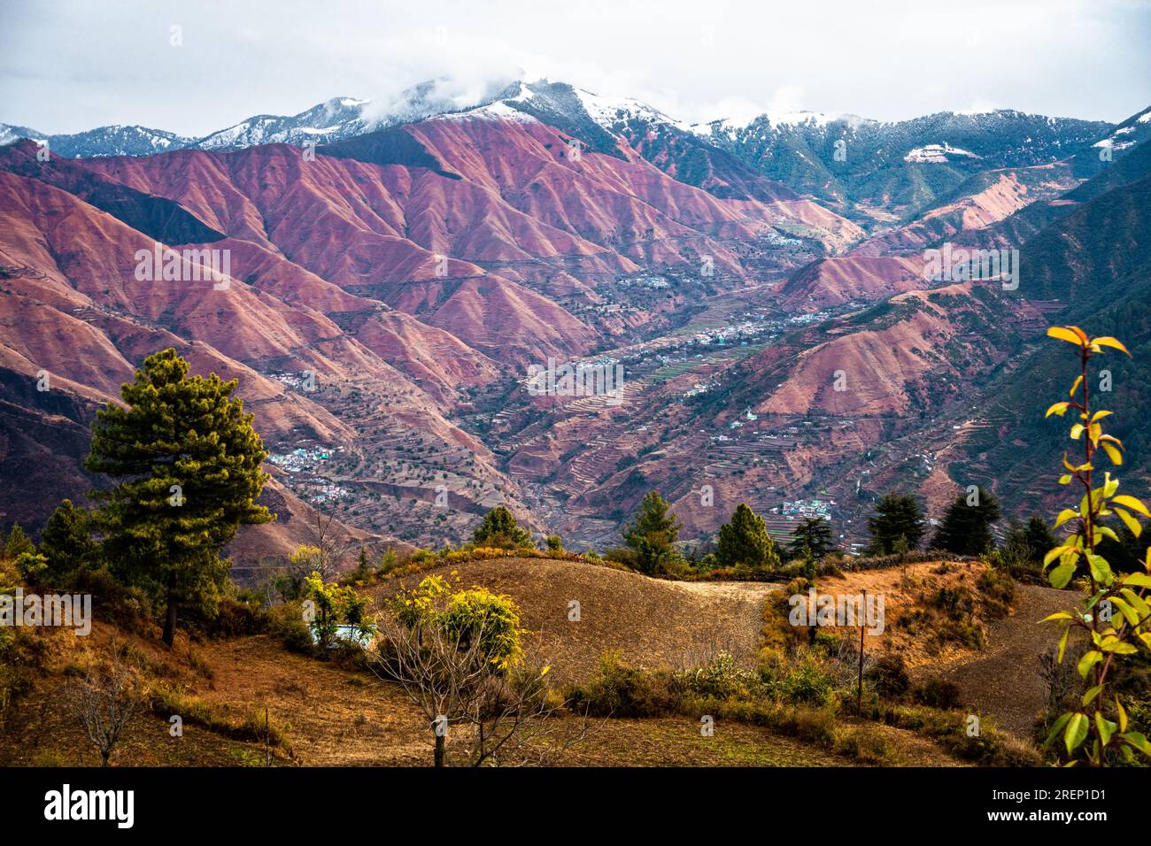 Vette innevate e profonde valli con creste montuose nell'Himalaya. Regione di Yamnotri, Uttarakhand India. Foto Stock
