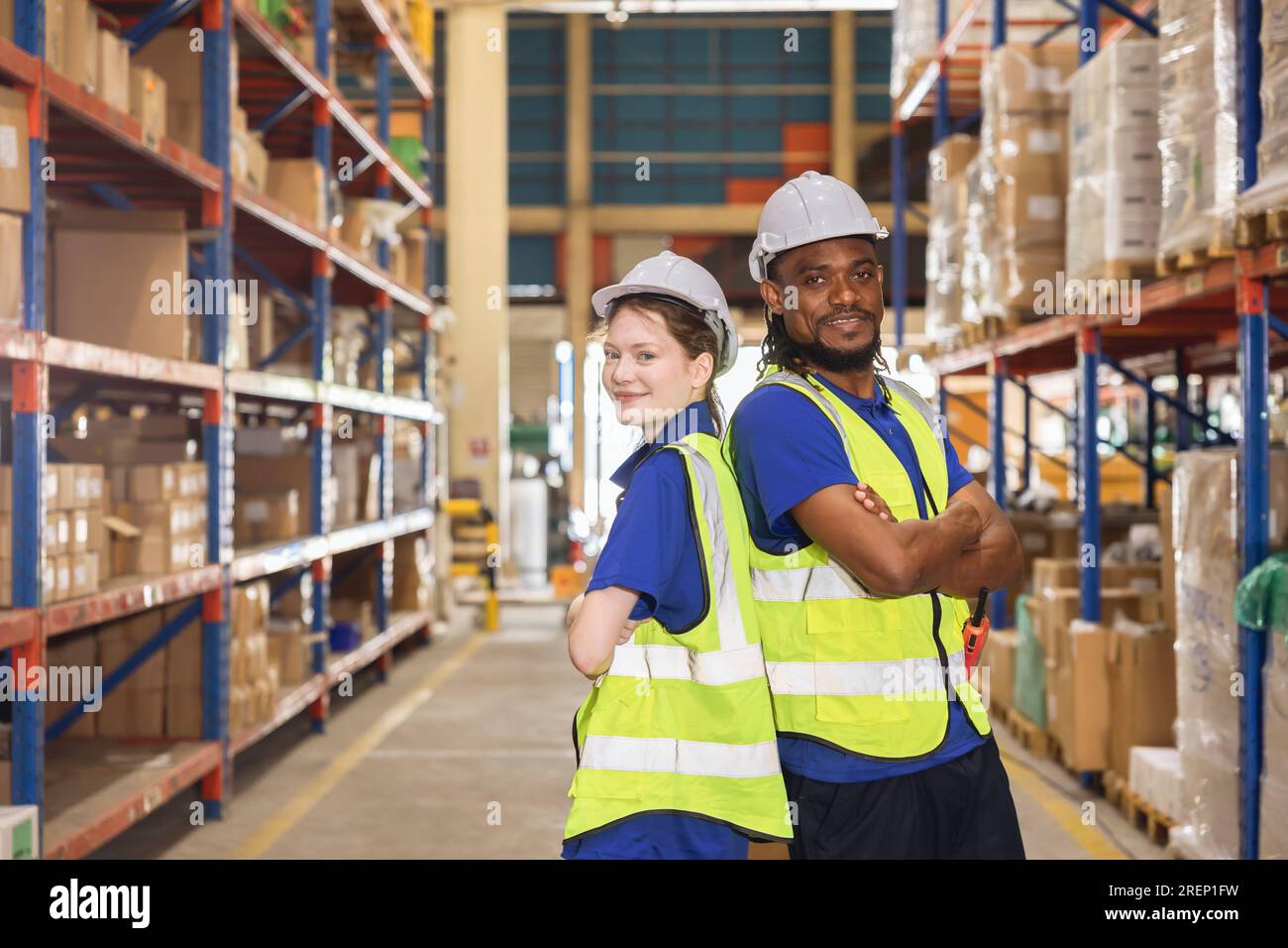 ritratto del team addetto al magazzino multirazziale in piedi insieme sorriso felice per il personale del settore goditi il lavoro di squadra Foto Stock