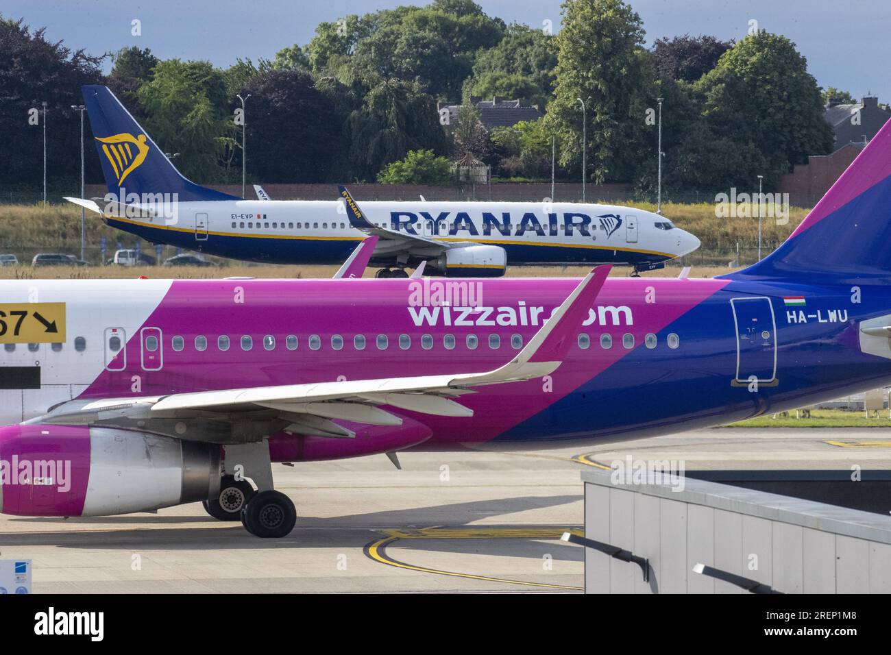 Charleroi, Belgio. 29 luglio 2023. Un aereo Ryanair e un aereo WIZZ Air fotografati durante un secondo weekend-sciopero dei piloti della compagnia aerea low cost Ryanair, all'aeroporto di Charleroi, sabato 29 luglio 2023. BELGA PHOTO NICOLAS MAETERLINCK Credit: Belga News Agency/Alamy Live News Foto Stock