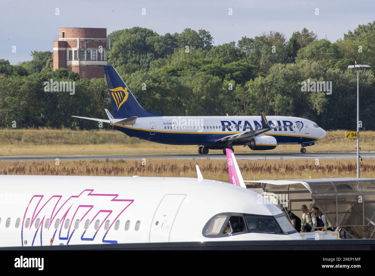 Charleroi, Belgio. 29 luglio 2023. Un aereo Ryanair e un aereo WIZZ Air fotografati durante un secondo weekend-sciopero dei piloti della compagnia aerea low cost Ryanair, all'aeroporto di Charleroi, sabato 29 luglio 2023. BELGA PHOTO NICOLAS MAETERLINCK Credit: Belga News Agency/Alamy Live News Foto Stock