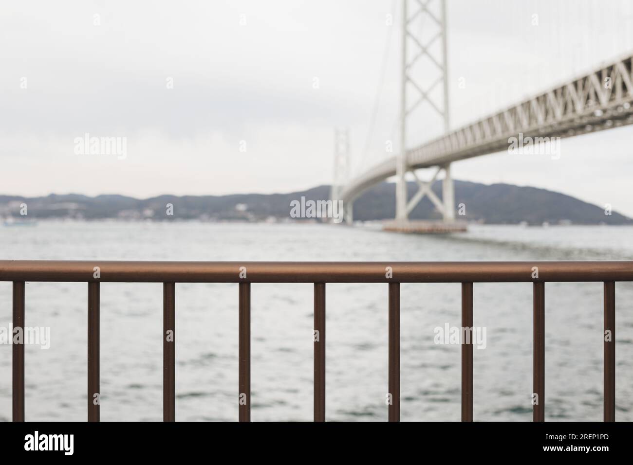 Vista sul Ponte di Akashi Kaikyo, attraversate l'oceano, pace e tranquillità, paesaggio per un viaggio metropolitano d'epoca Foto Stock