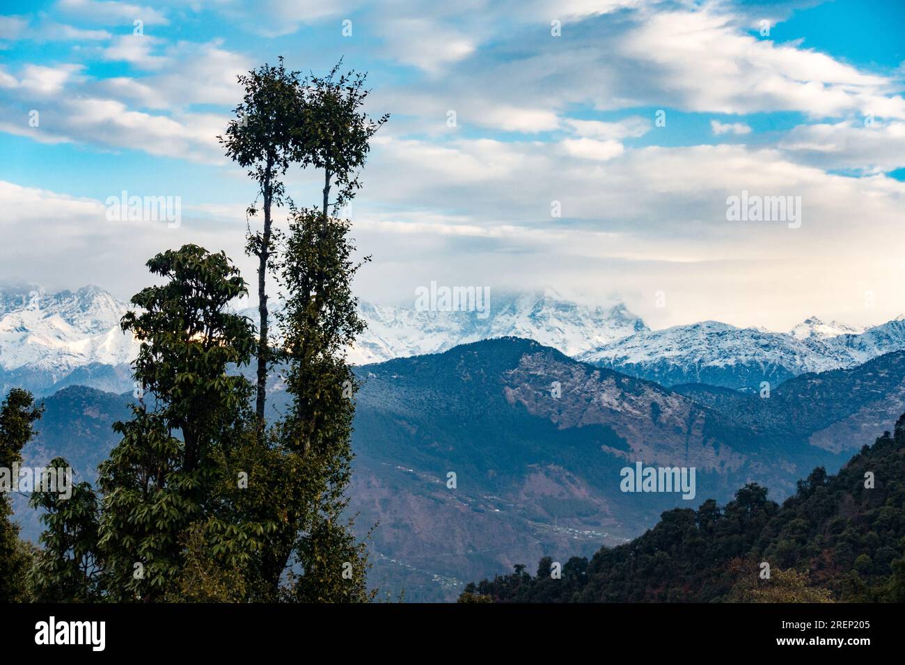 Montagne innevate nel pellegrinaggio indù Kartik Swami. Distretto di Rudraprayag di Uttarakhand, India Foto Stock