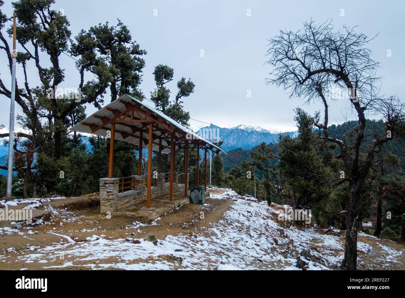 Accogliente rifugio turistico in mezzo alle nevicate invernali al pellegrinaggio indù Kartik Swami, al distretto di Rudraprayag, a Uttarakhand, India. Serena scena invernale. Foto Stock
